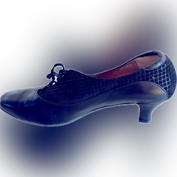 Lace front. Stylish work shoe. Comfy boot look - Picture 1 of 2